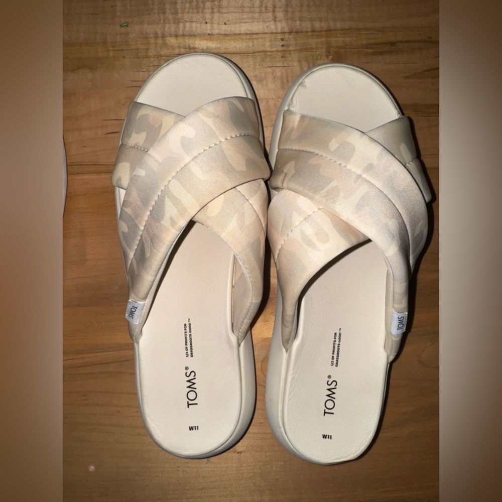 TOMS Women's Beige Camo Slide Sandals